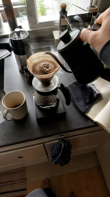 コーヒーを注いでいる写真